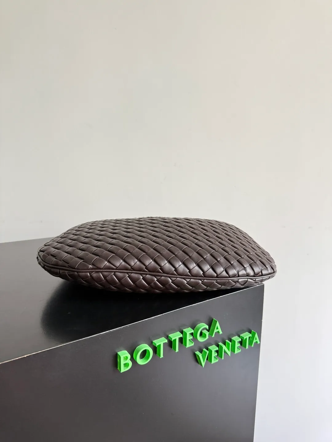 Batch 1720 BV Bottega Veneta's new early spring women's shoulder bag. The soft and delicate Hobo bag in small size is shipped! Many friends are waiting for this bag. It has a round shape and a large capacity. It can hold a 50-fold umbrella inside. Babies with a lot of daily items do not need to worry about the capacity of this bag. It is a practical bag for traveling and commuting. Although it is fluffy, it is soft and comfortable when carried on one shoulder. It has a modern and retro feel. Model No.: 856736 Size: 35*21*5cm